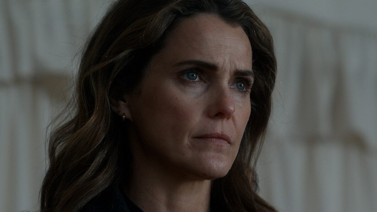 Keri Russell, a embaixadora Kate Wyler, com expressão séria em imagem de divulgação da 4ª temporada de A Diplomata, da Netflix