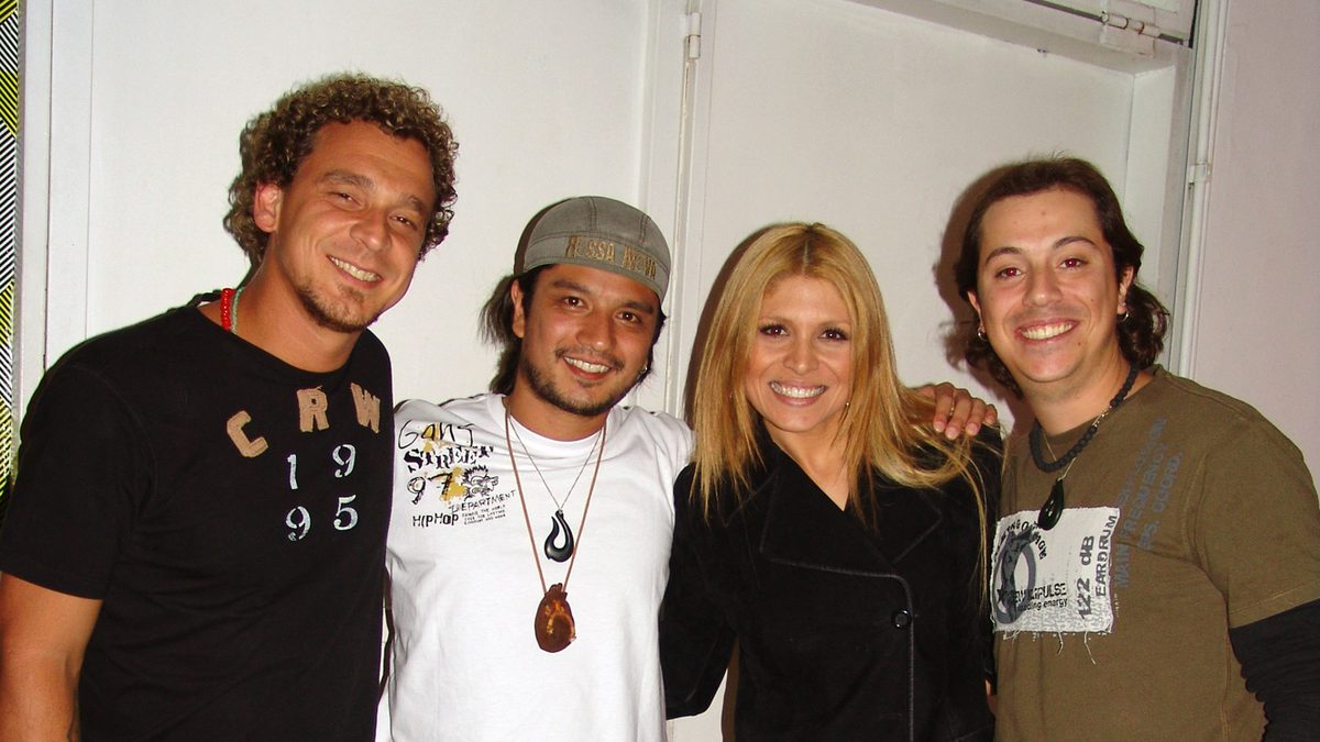A cantora Adryana Ribeiro, de casaco preto, sorri ao lado de três integrantes da banda Rossanova, em foto de 2007