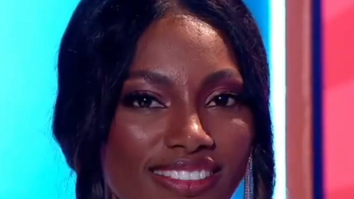 Tina Calamba, hoje peã de A Fazenda 18, sorri de camisa branca em imagem de fevereiro de 2023
