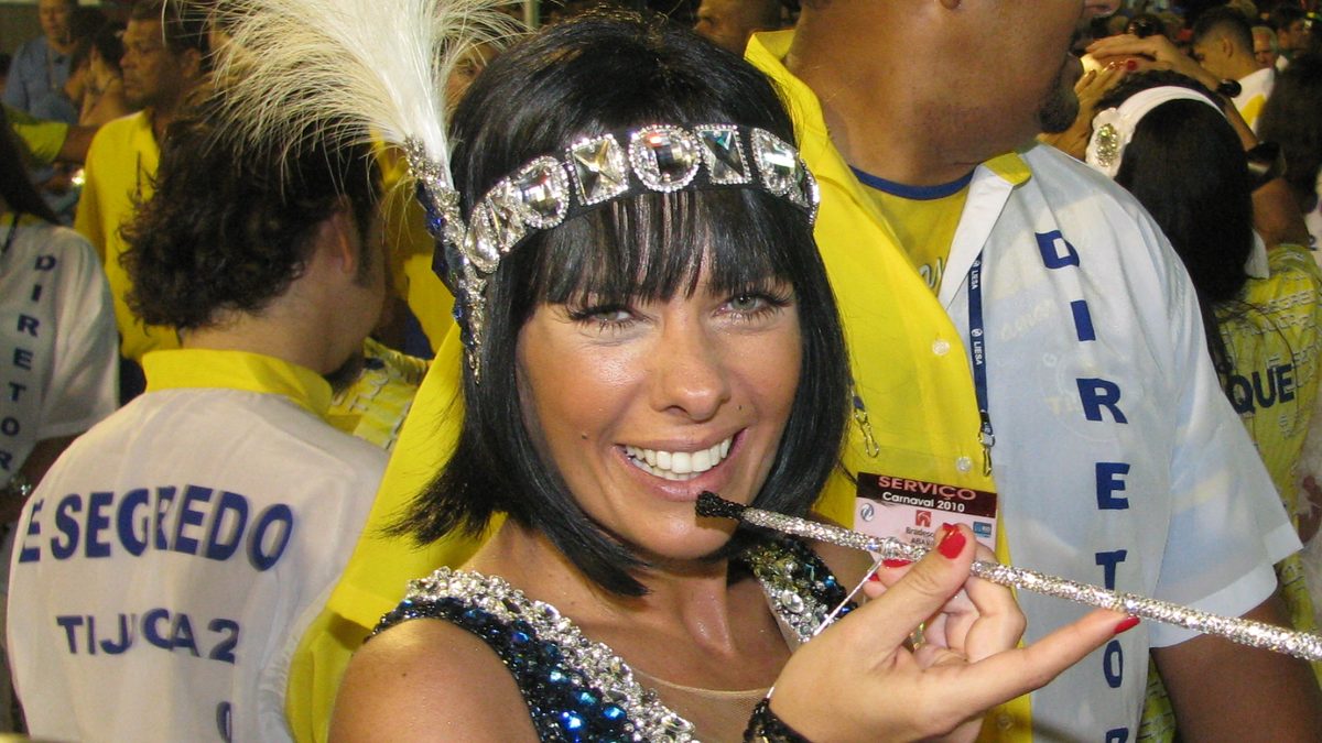 Adriane Galisteu, hoje apresentadora de A Fazenda, na Marquês de Sapucaí durante o desfile da Unidos da Tijuca no Carnaval de 2010