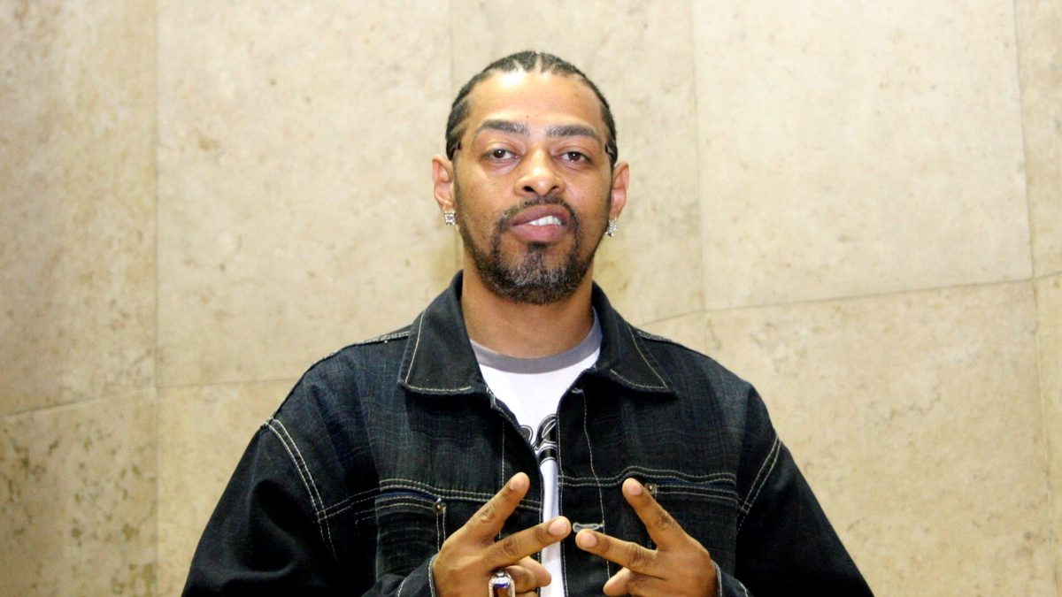 O rapper Thaíde, hoje peão de A Fazenda 18, de jaqueta jeans e camiseta branca, faz o sinal de paz com as duas mãos em foto de 2008