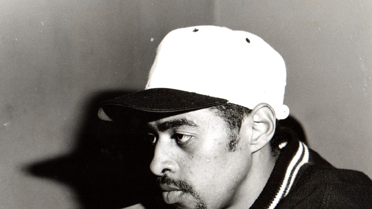 O rapper Thaíde, um dos três peões que disputam a Prova do Fazendeiro em A Fazenda 18, de boné, em foto de arquivo em preto e branco
