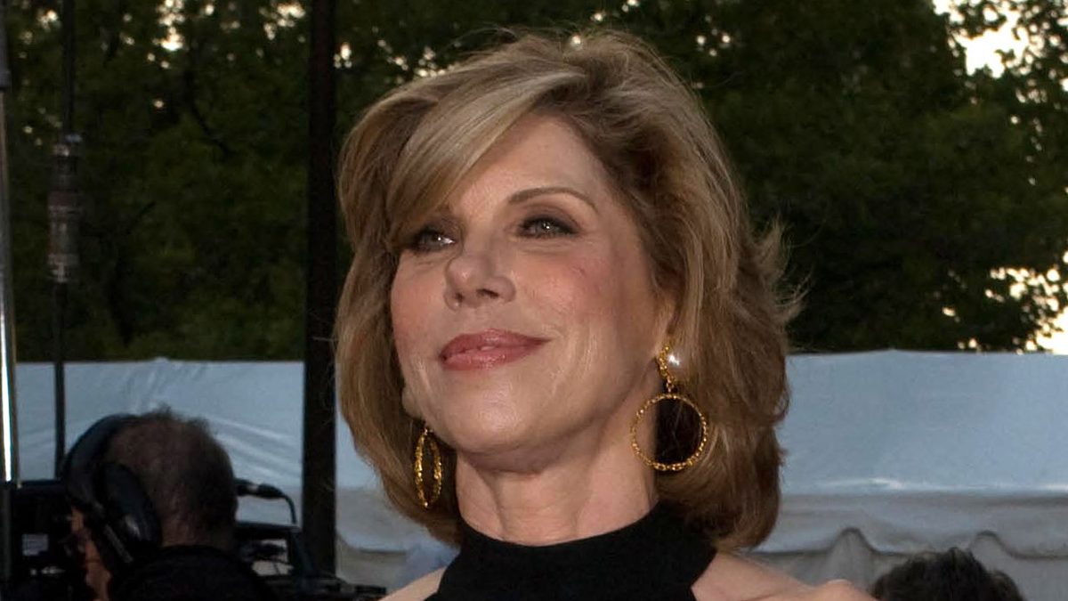 A atriz Christine Baranski, de cabelo curto, brincos grandes e vestido preto sem mangas, na abertura da temporada do Metropolitan Opera, em 2008
