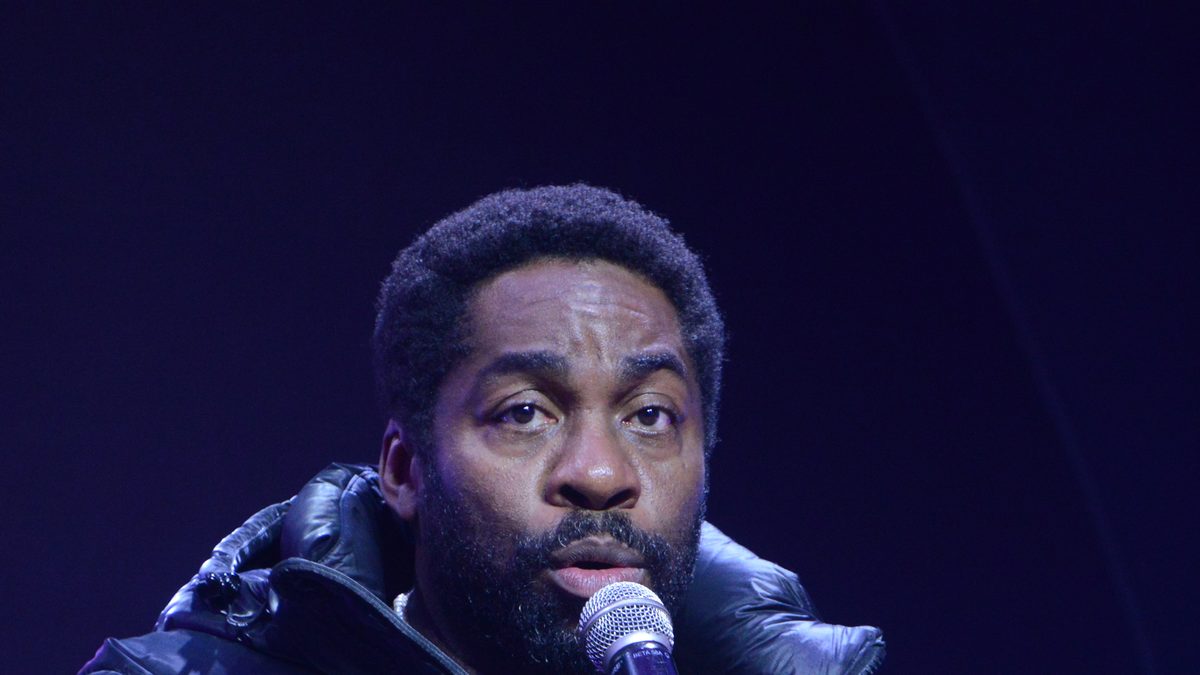 O ator Lázaro Ramos, o Jendal de A Nobreza do Amor, fala ao microfone no palco do Festival Fronteiras, em 2025