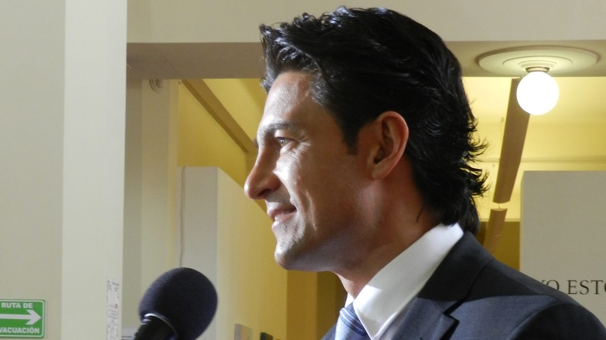 Fernando Colunga, ator que faz Carlos Daniel em A Usurpadora, durante uma conferência em 2012