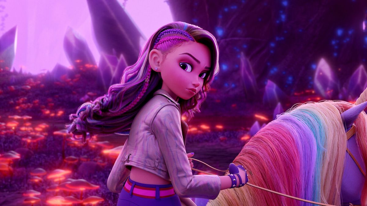 Personagem de cabelo trançado roxo olha para trás montada em um unicórnio de crina colorida, em imagem de divulgação de Academia Unicórnio: Segredos Revelados na Netflix