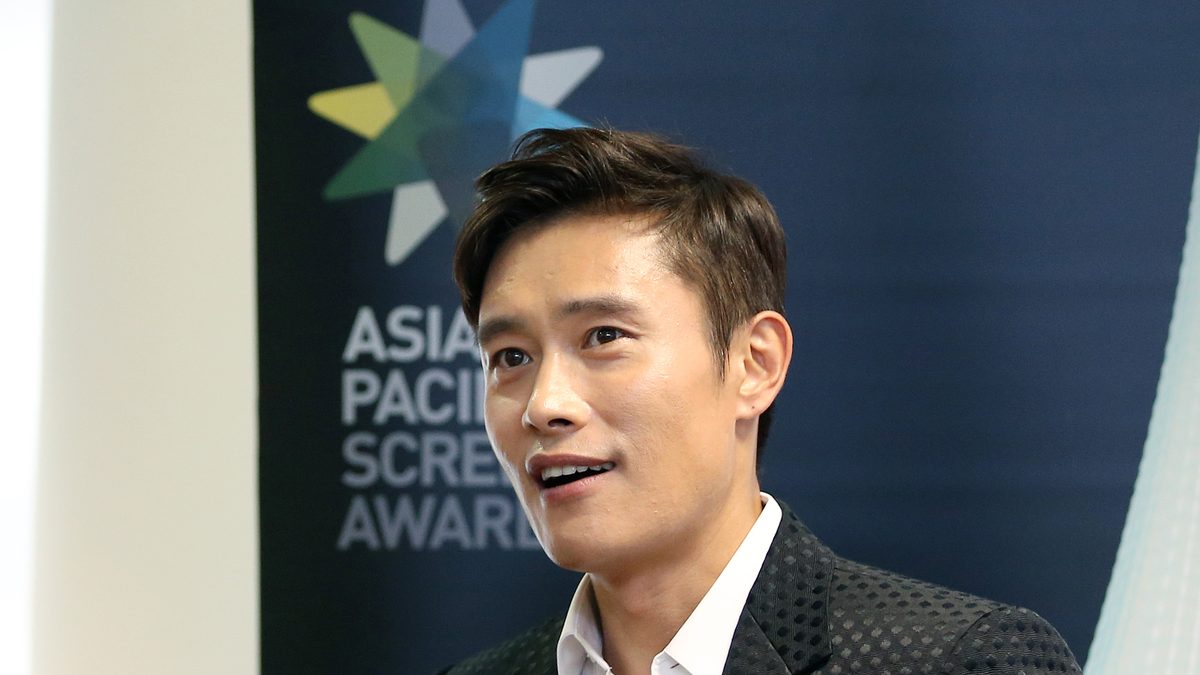 O ator Lee Byung-hun, do elenco de Alerta de Emergência, discursa em evento do Asia Pacific Screen Awards em Seul, em 2014