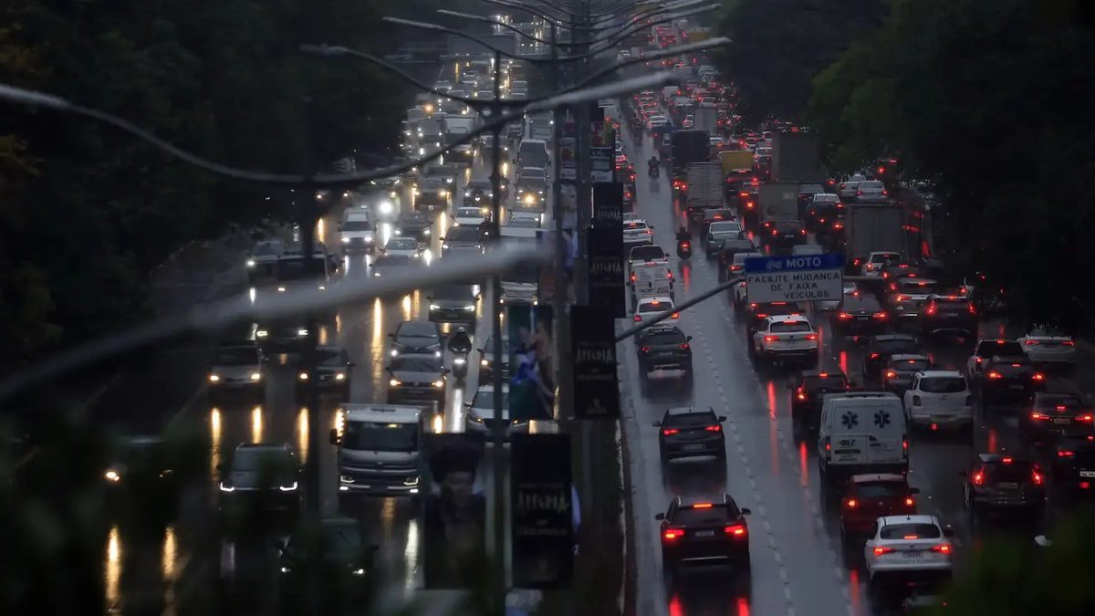 Trânsito em via da cidade de São Paulo durante a chuva