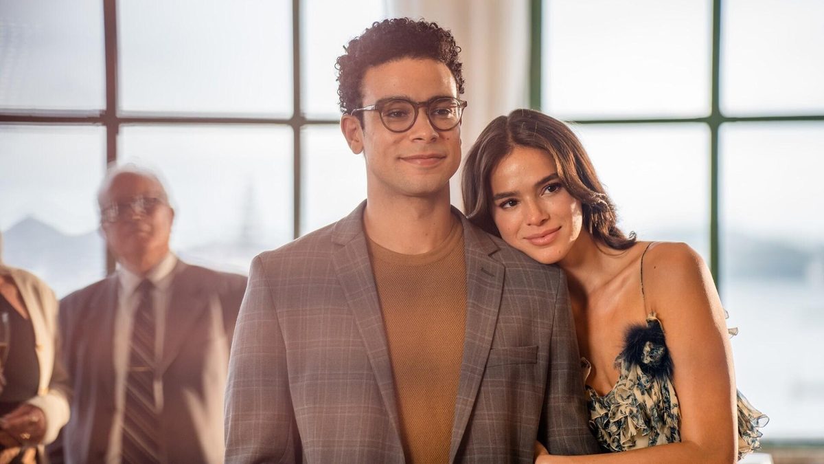 Sérgio Malheiros, de óculos e paletó xadrez, e Bruna Marquezine, com a cabeça no ombro dele, em foto de divulgação de Amor da Minha Vida