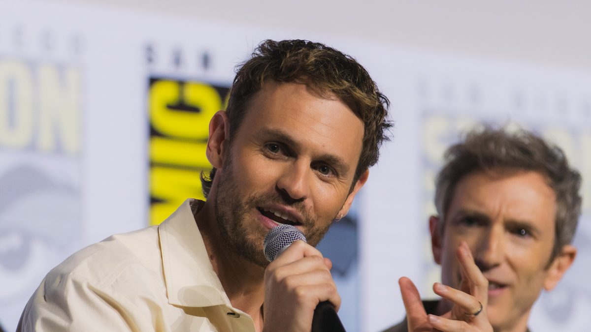 O ator Charlie Vickers fala ao microfone no painel de Os Anéis de Poder na San Diego Comic-Con, em 24 de julho de 2026