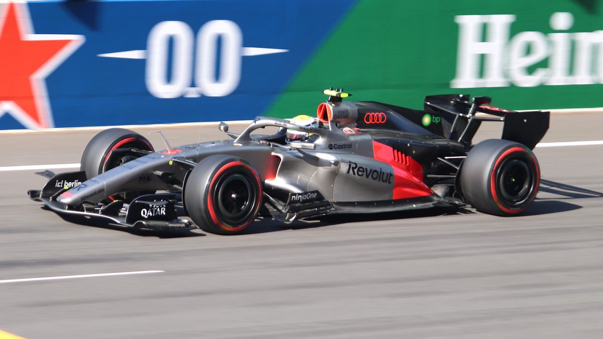 Foto de arquivo: o Audi R26 de Gabriel Bortoleto em movimento na classificação do GP da China, em março de 2026