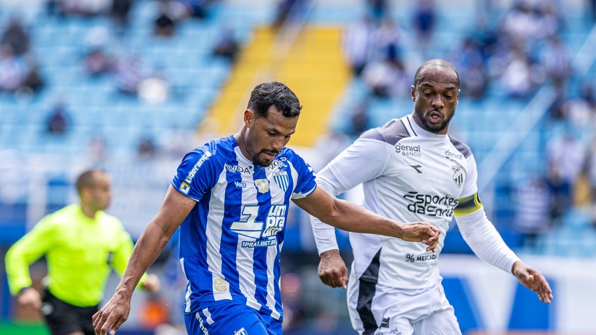 Jogador do Avaí, de camisa azul e branca listrada, disputa a bola com um jogador do Ceará, de camisa branca e braçadeira de capitão, na Ressacada, em Florianópolis, pela 31ª rodada da Série B