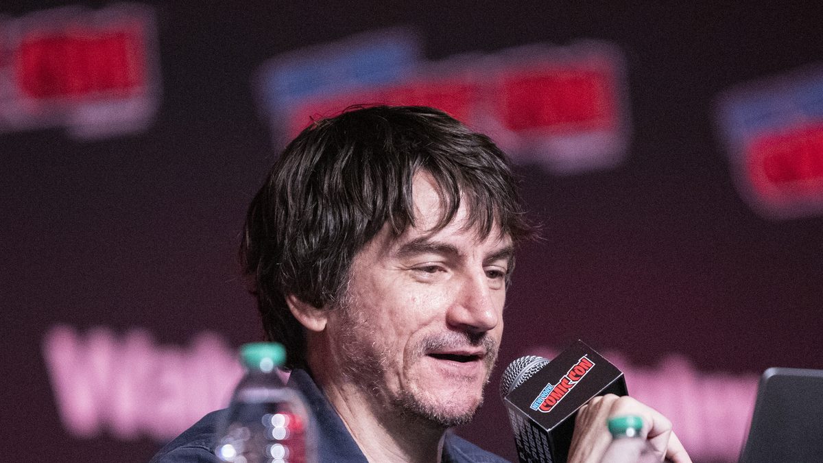 O cocriador de Avatar, Bryan Konietzko, fala ao microfone em painel dos 20 anos da franquia na New York Comic Con, em outubro de 2025