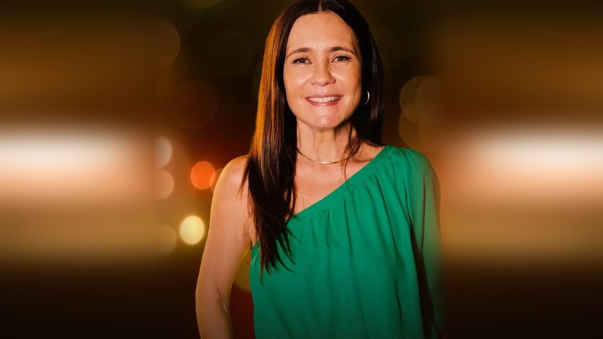 Adriana Esteves, a Carminha de Avenida Brasil 2, sorri de blusa verde em foto de divulgação do elenco da Globo