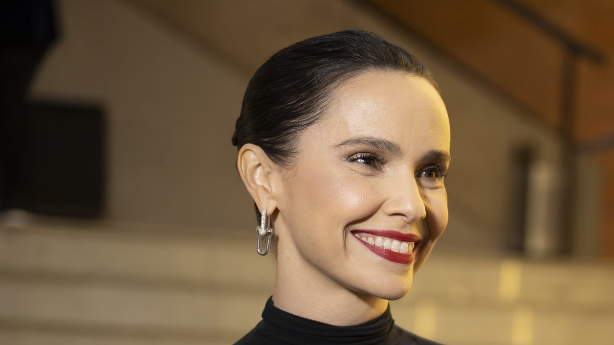 A atriz Débora Falabella, a Nina de Avenida Brasil, sorri durante entrevista no 69º Prêmio APCA, em São Paulo, em junho de 2025