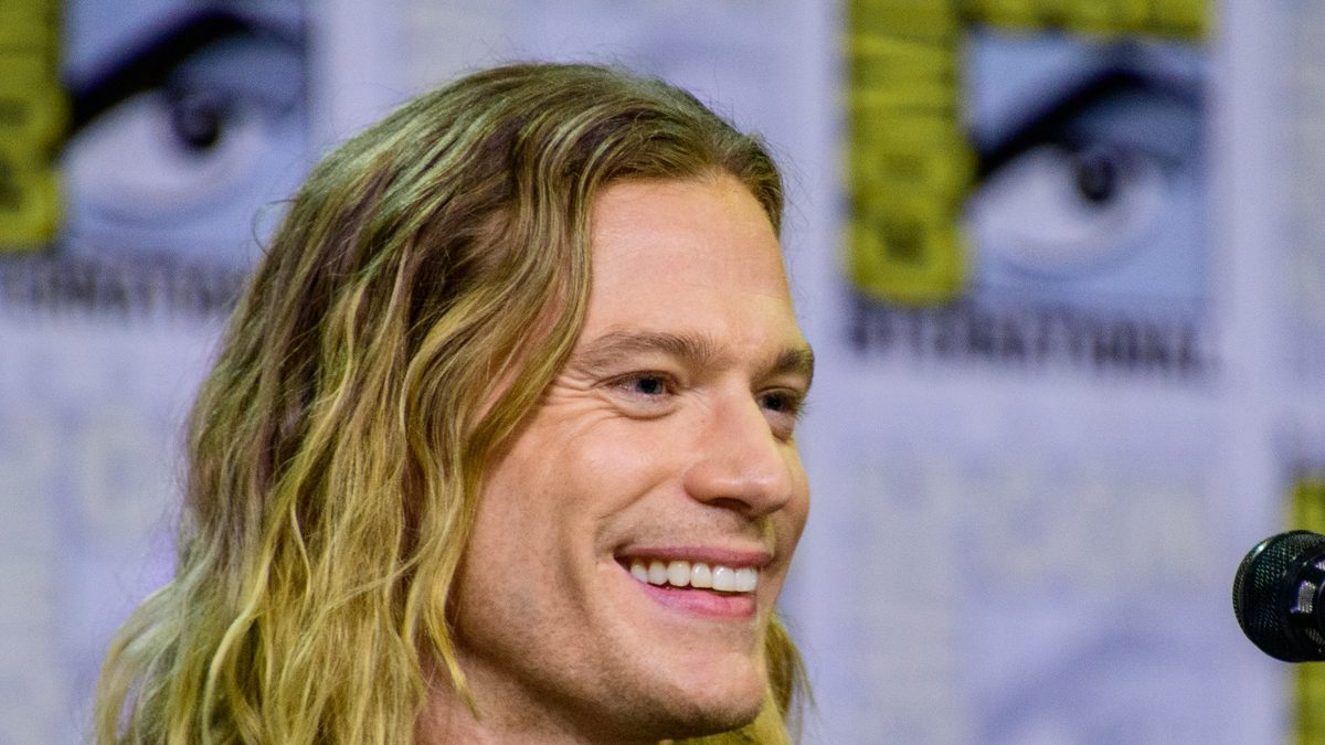 O ator Sam Reid, o Lestat de Entrevista com o Vampiro, sorri no painel da série na San Diego Comic-Con de 2025