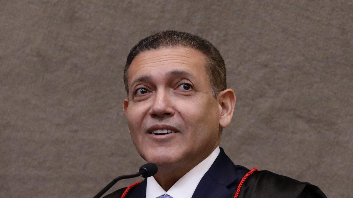 O ministro Kassio Nunes Marques, de toga, discursa na tribuna durante a sessão solene de posse na Presidência do TSE, em 12 de maio de 2026