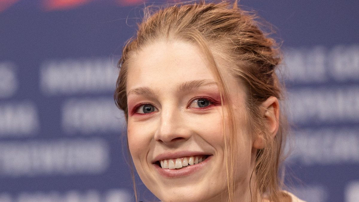 A atriz Hunter Schafer sorri durante entrevista coletiva no Festival de Berlim, em 16 de fevereiro de 2024