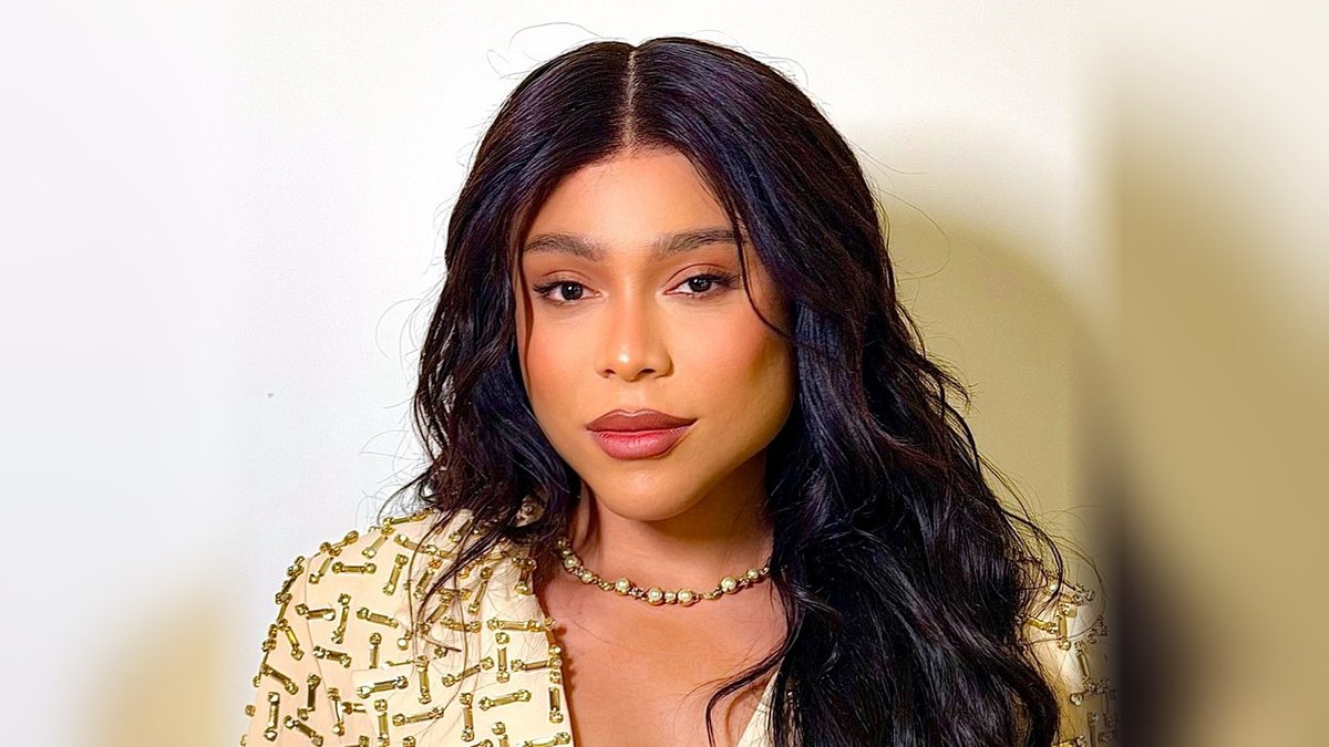 Blogueirinha, de cabelo longo e blazer claro bordado em dourado, em foto de divulgação do Multishow