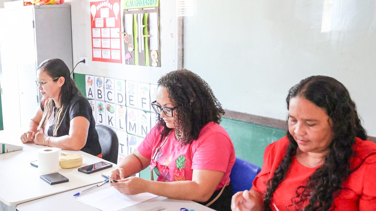 Duas mesárias sentadas à mesa de uma seção eleitoral, em foto da Agência Brasil publicada na reportagem sobre a eleição simulada no Maranhão