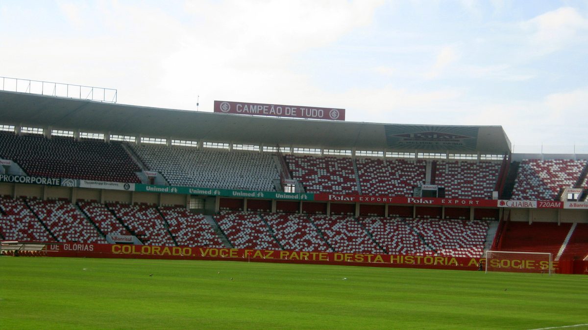 Gramado e arquibancadas vermelhas e brancas do Estádio Beira-Rio, em Porto Alegre