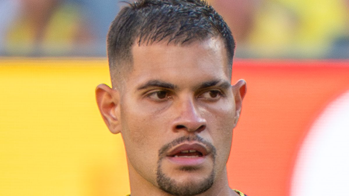 O meio-campista Bruno Guimarães com a camisa 8 do Brasil no jogo contra Marrocos na Copa de 2026