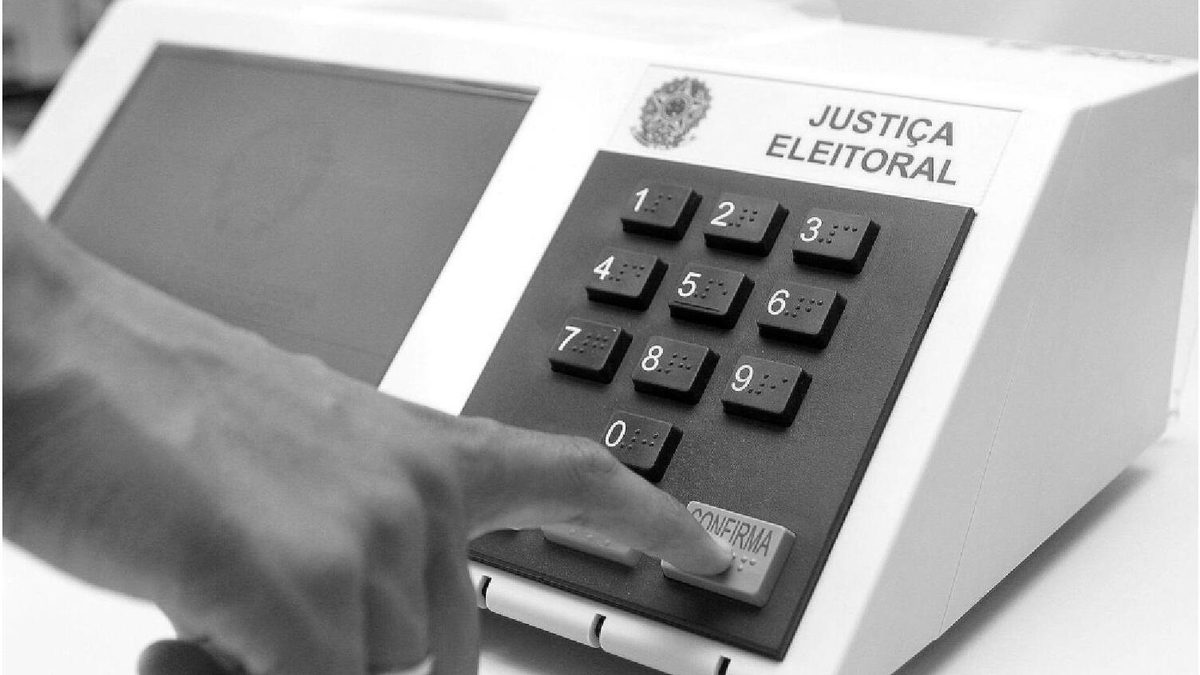 Eleitor digita o voto na urna eletrônica da Justiça Eleitoral