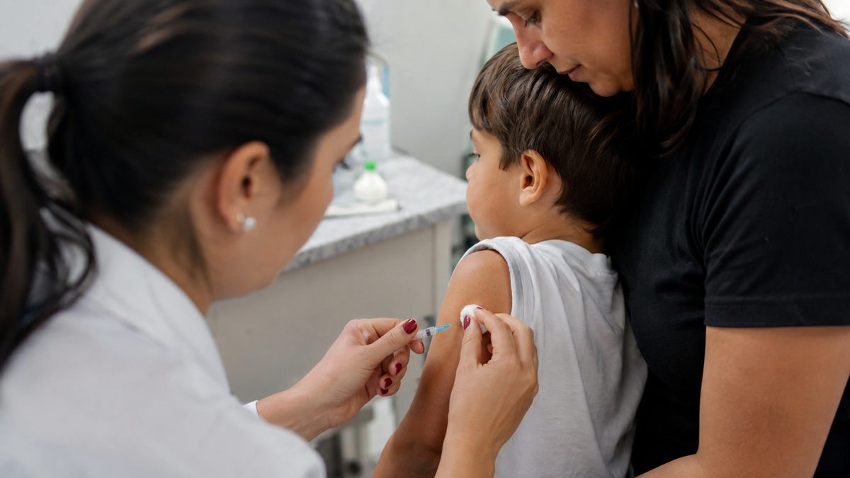 Calendário de vacinação: quais vacinas tomar em cada idade, de bebês a idosos e gestantes