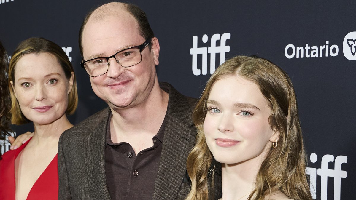 Samantha Sloyan, o criador Mike Flanagan e Summer H. Howell, a nova Carrie, no tapete vermelho da estreia mundial da série no Festival de Toronto, em 18 de setembro de 2026