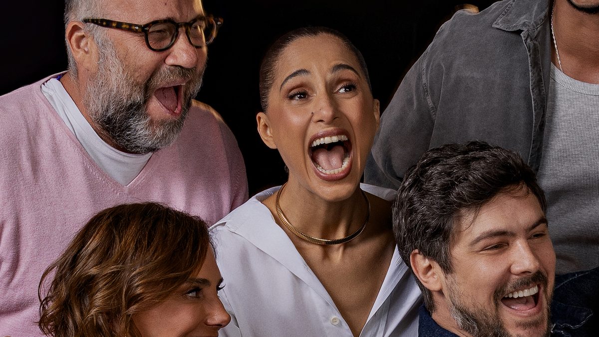 Camila Pitanga, ao centro, e Sergio Guizé, à direita, riem com o elenco de Casamento Aberto e Outras Coisas que Não Existem em foto de divulgação da Netflix