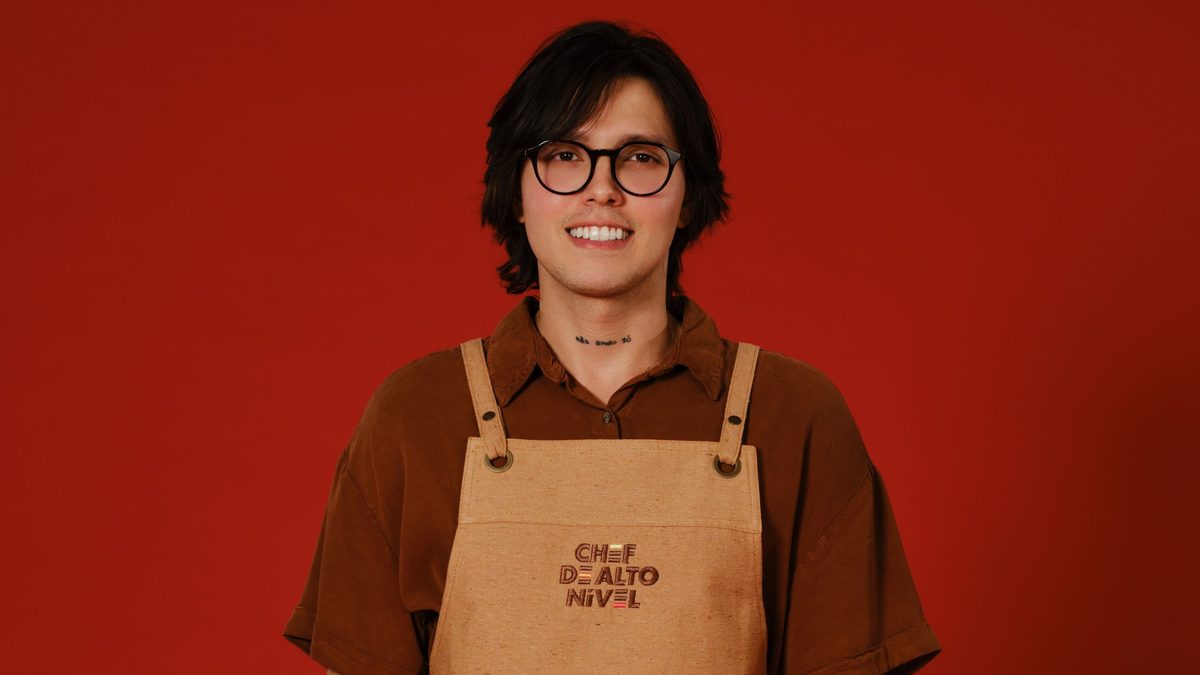 Alexandre Afonso, cozinheiro profissional selecionado para o Chef de Alto Nível 2026, de óculos e avental do programa