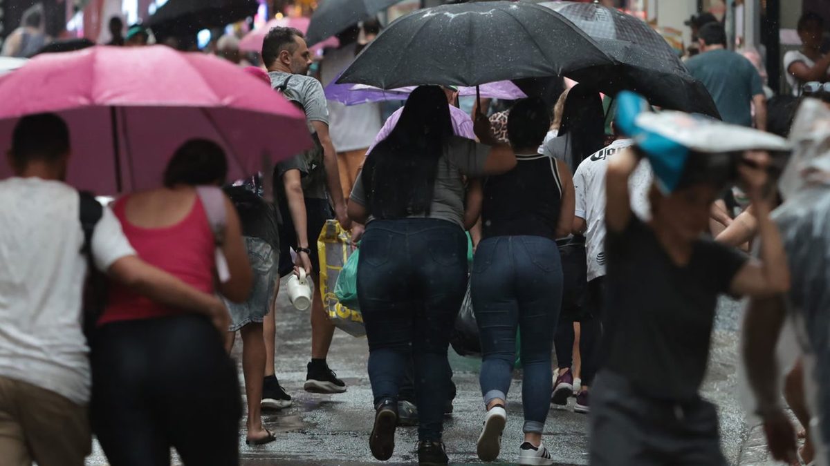 Chuva que deixou 17 pessoas fora de casa pode voltar com temporais no domingo na Grande SP