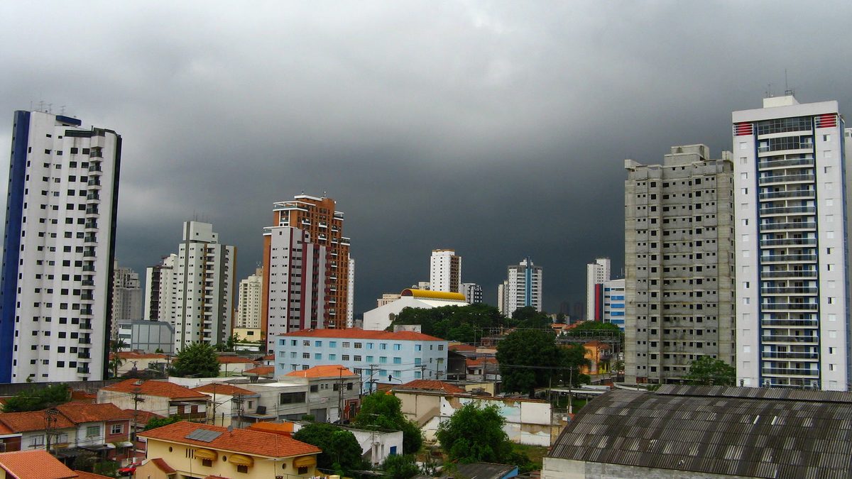 Domingo de chuva quase certa em São Paulo pede plano B para quem vai à rua