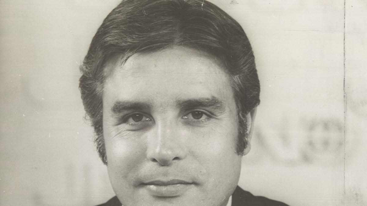 Retrato antigo em preto e branco de Cid Moreira, de rosto jovem e cabelo penteado para o lado, olhando de frente