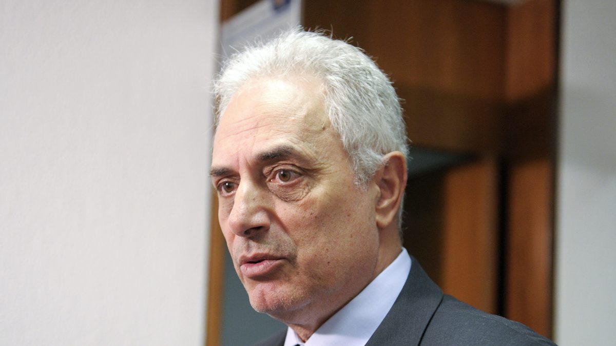 O jornalista William Waack, de cabelo grisalho, terno cinza e gravata azul listrada, fala durante uma entrevista, em foto de 2014