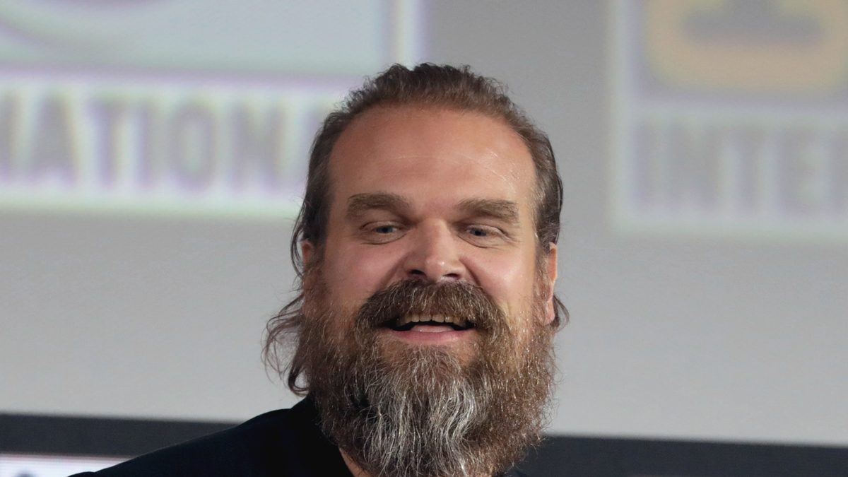O ator David Harbour, o Hopper de Stranger Things, sorri no palco da San Diego Comic-Con de 2019