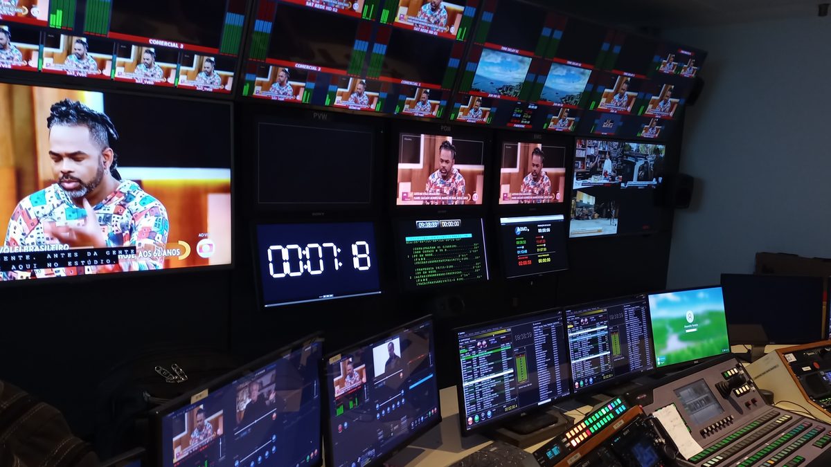 Sala de controle mestre da TV Bahia, em Salvador, com monitores e mesas de operação