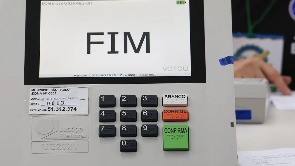 Urna eletrônica com a tela de fim de votação em seção de São Paulo