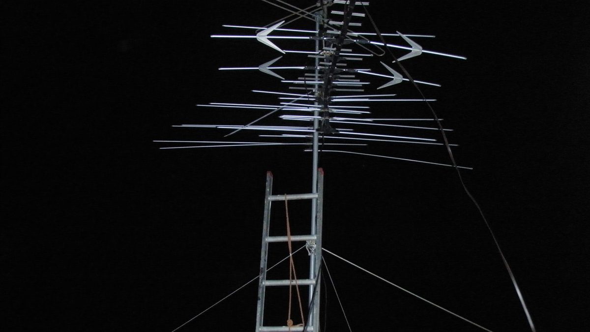 Antena de TV externa de grande porte no alto de um telhado
