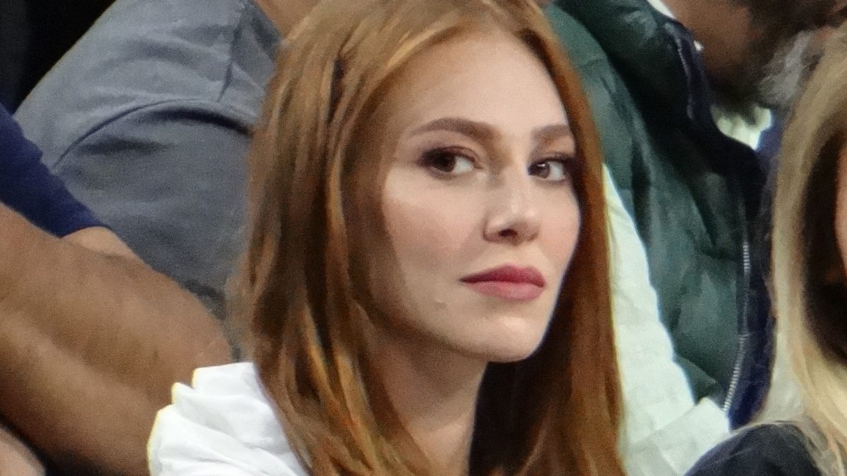 A atriz turca Elçin Sangu, protagonista de Conheço Você, na plateia de um jogo de basquete, em outubro de 2017