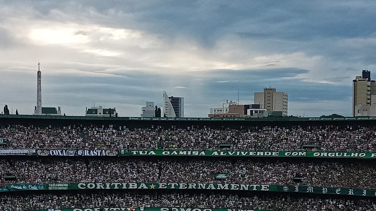 Arquibancadas do Couto Pereira lotadas, com a faixa Coritiba Eternamente, minutos antes de Coritiba x Rio Branco, em janeiro de 2023