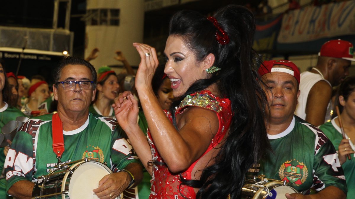 Gracyanne Barbosa dança de vestido vermelho durante o ensaio técnico da X-9 Paulistana, em janeiro de 2015