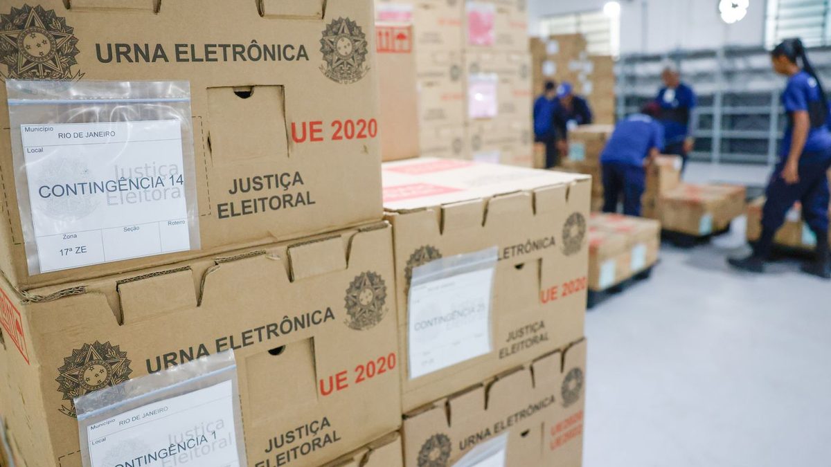 Caixas de urnas eletrônicas empilhadas em depósito da Justiça Eleitoral