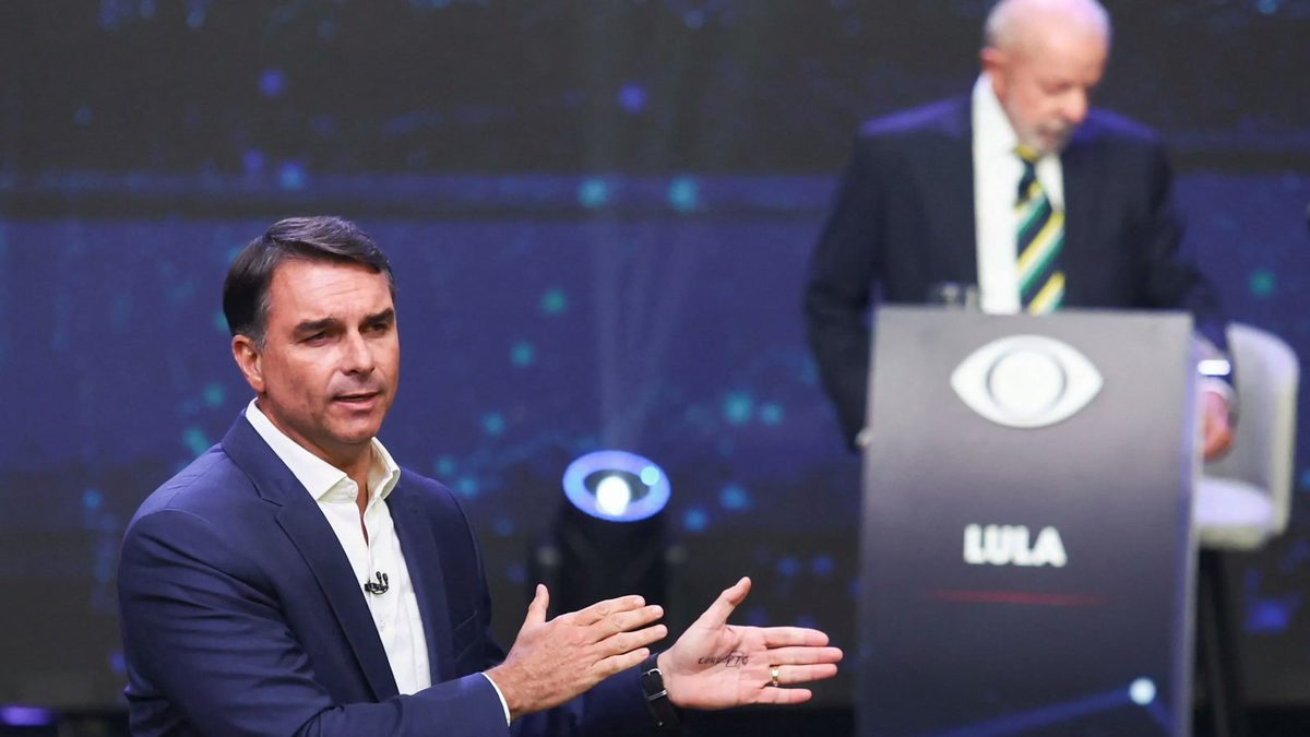 Debate da Globo: Flávio Bolsonaro deve moderar o tom, diz analista da UnB