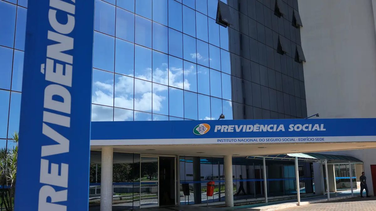 Fachada da sede da Previdência Social em Brasília, com a faixa azul Previdência Social na entrada do edifício