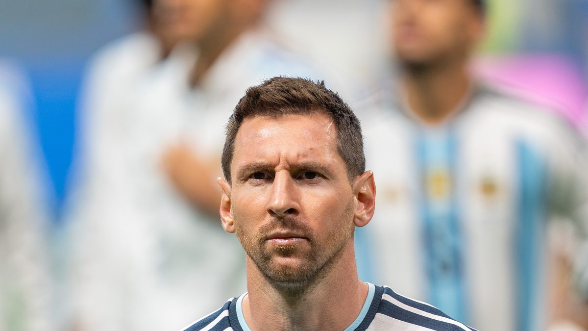 Lionel Messi, de camisa da Argentina e olhar concentrado, antes do jogo contra o Egito, em julho de 2026