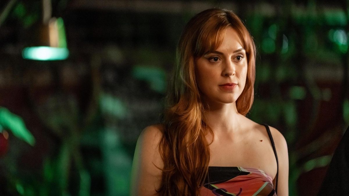 Atriz de cabelo ruivo em imagem de divulgação de Amor da Minha Vida, série brasileira do Disney+