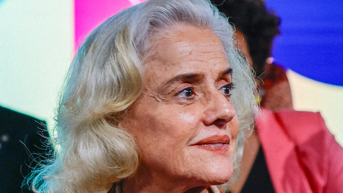 A atriz Marieta Severo, de cabelos grisalhos e blusa laranja, sorri durante evento do Dia do Cinema Brasileiro nos Estúdios Rio, no Rio de Janeiro, em junho de 2024