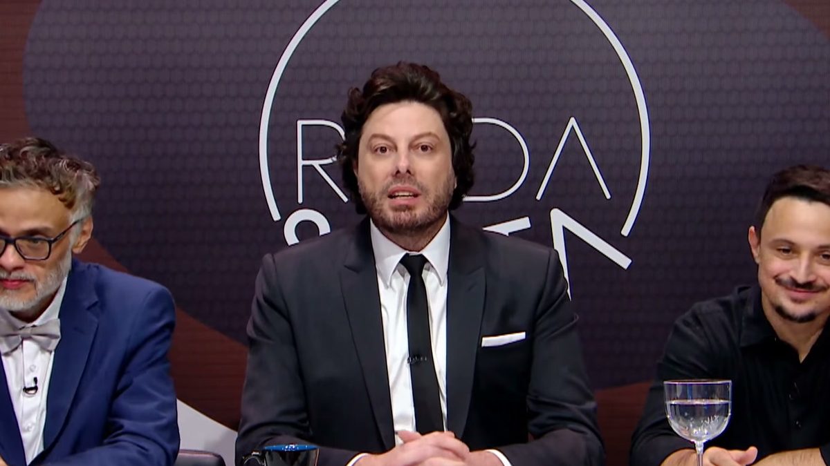 Um livro sobre toxicidade e um certificado de hostilidade entram no The Noite, enquanto Dra. Rosângela alimenta as provocações entre integrantes da bancada