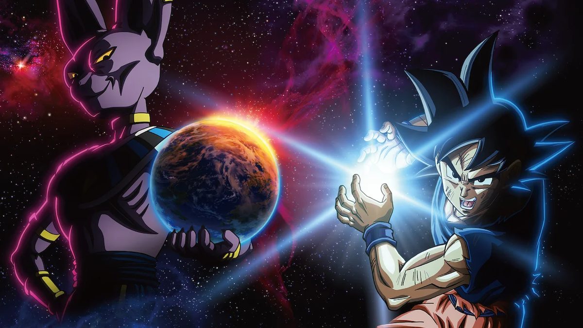 Beerus, de pele roxa, segura o planeta Terra enquanto Goku, de punho cerrado e com uma esfera de luz na mão, o encara, em imagem de divulgação de Dragon Ball Super: Beerus